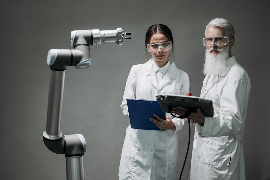Dvoje znanstvenika analizira robotsku ruku